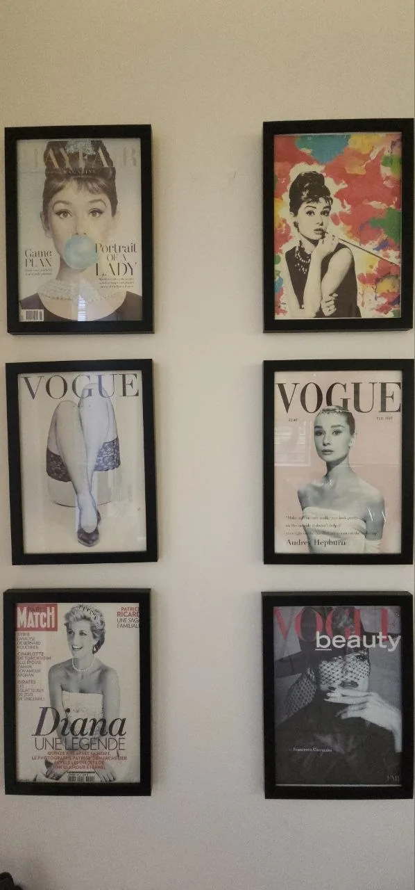 Muro decorativo con seis portadas enmarcadas de revistas de moda en el salón de belleza Holy Chic, Providencia