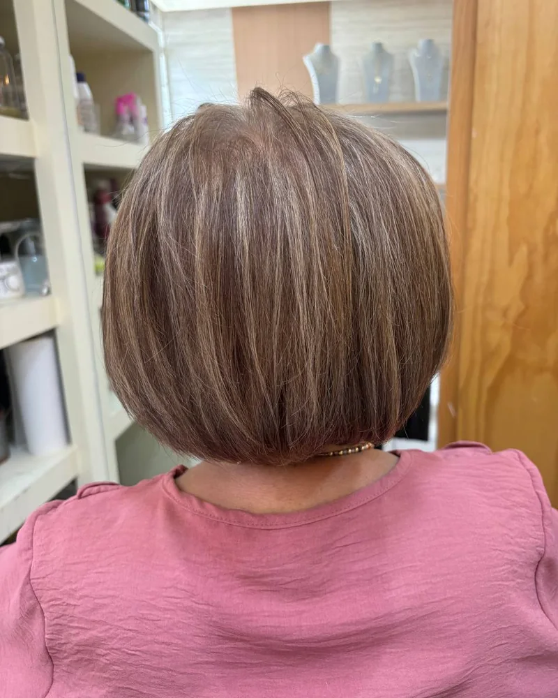 Luces en cabello corto tipo bob, coloración de cabello en Guadalajara