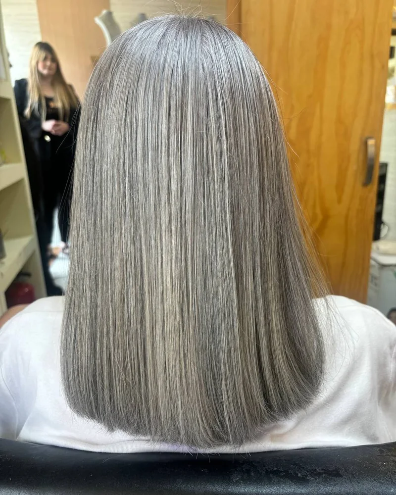 Matiz de canas en rubio ceniza con brillo, coloración de cabello en Guadalajara