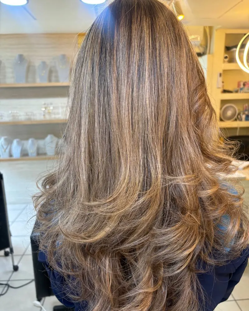 Rubio cálido con ondas suaves, coloración profesional en Guadalajara