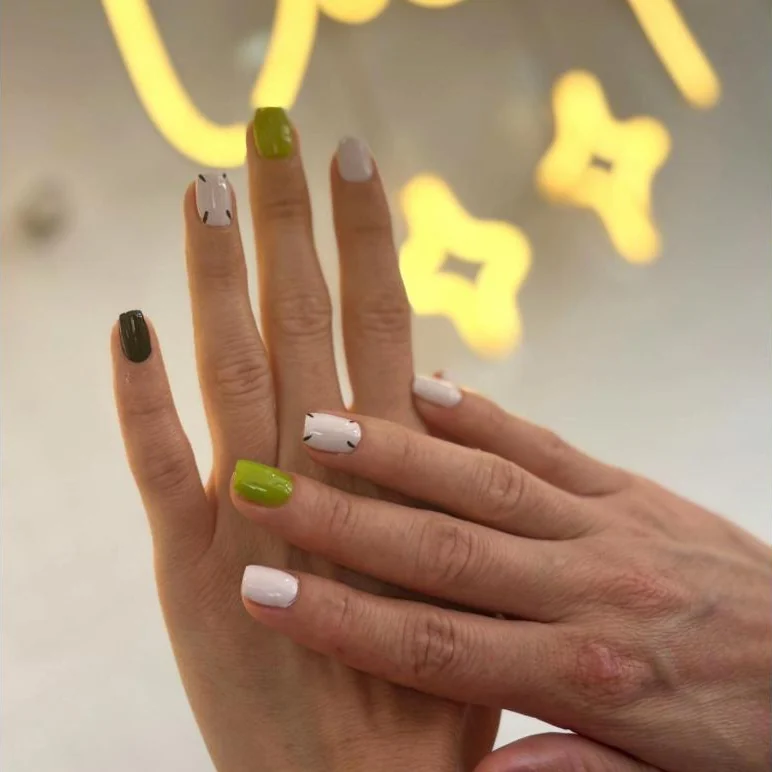 Nail art en verde olivo combinado con nude, salón de uñas en Providencia